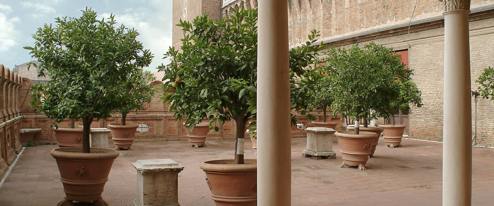 Castello Estense. Giardino degli Aranci foto di Baraldi